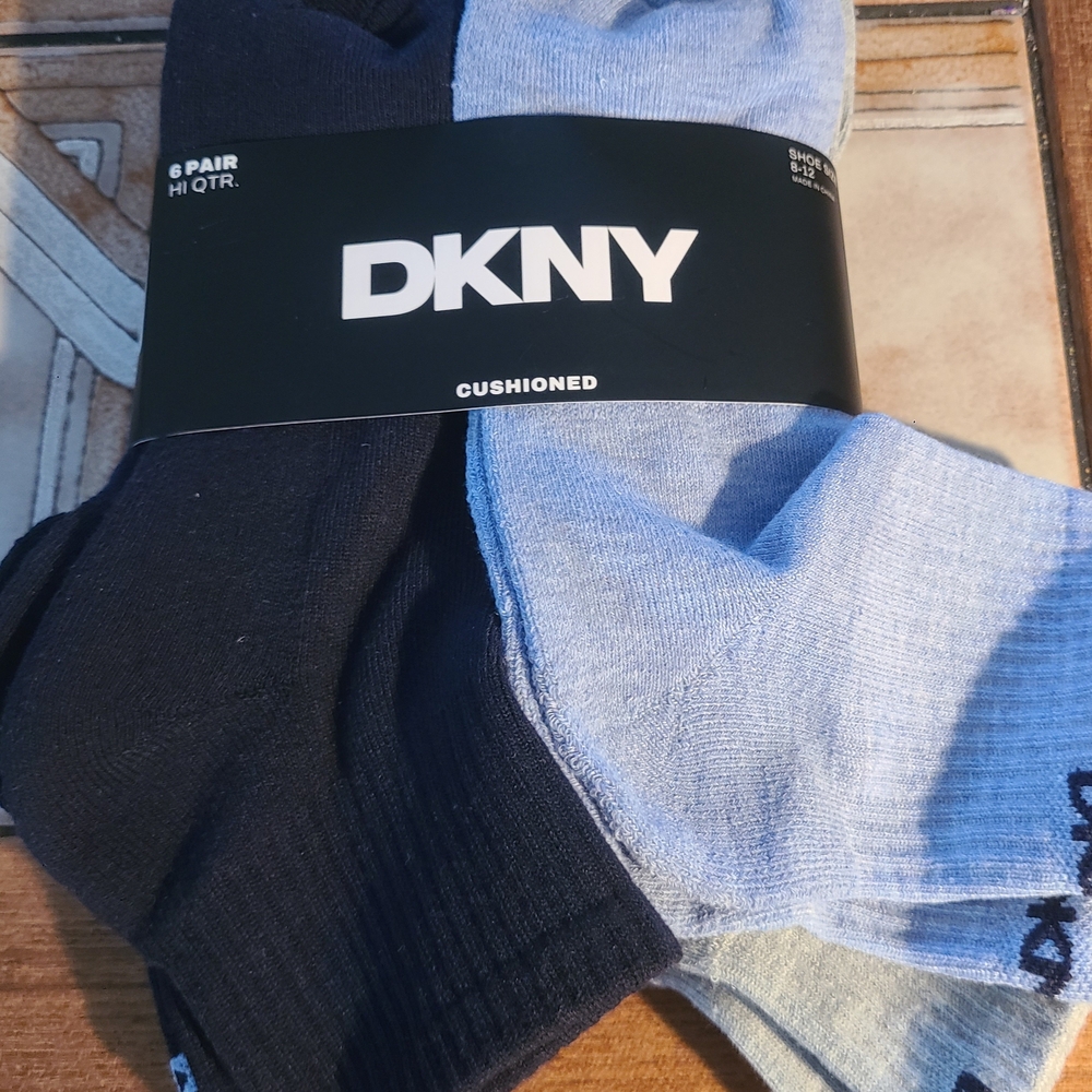 DKNY Men's 6 Pair Hi Quarter Cushioned Socks - Black and Gray
